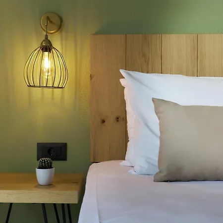 Charm Hotel, 2*