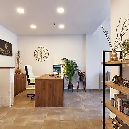 Charm Hotel, הרסוניסוס