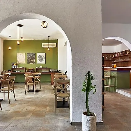 מלון Charm Hotel, הרסוניסוס